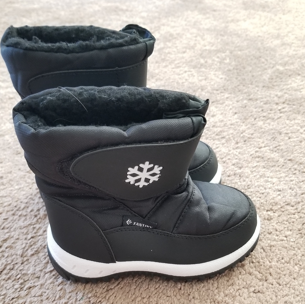 Snow boots Toddler Size 24 (7.5)